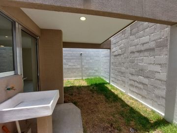 VENTA DE CASA EN LA ANTIGUA CEMENTERA TRES RECAMARAS, CUATRO BAÑOS