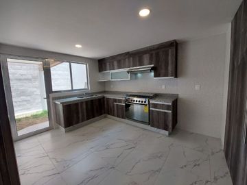 VENTA DE CASA EN LA ANTIGUA CEMENTERA TRES RECAMARAS, CUATRO BAÑOS