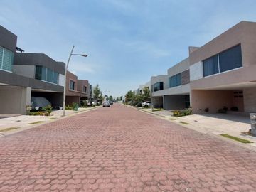 VENTA DE CASA EN LA ANTIGUA CEMENTERA TRES RECAMARAS, CUATRO BAÑOS