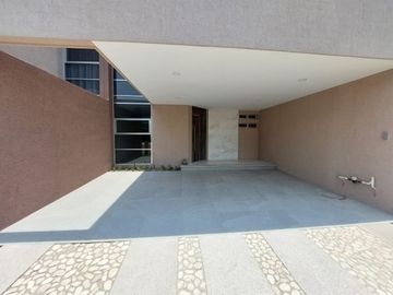 VENTA DE CASA EN LA ANTIGUA CEMENTERA TRES RECAMARAS, CUATRO BAÑOS