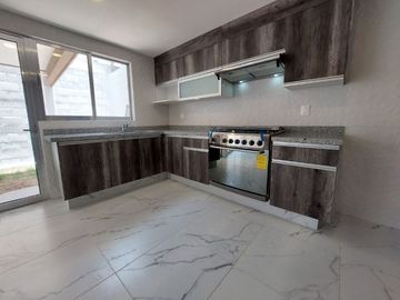 VENTA DE CASA EN LA ANTIGUA CEMENTERA TRES RECAMARAS, CUATRO BAÑOS