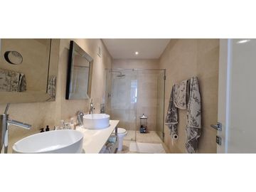 Se vende apartamento amoblado ubicado en avenida balboa.  (AA)