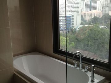 2 Bedroom Condo for sale at Villa Asoke