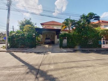 4 Bedroom House for sale at Moo Baan Rung Arun