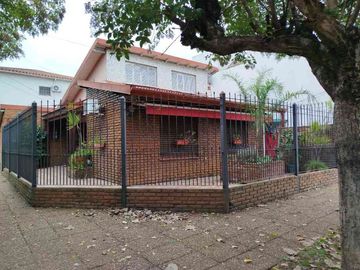 Casa con Departamento en venta en Quilmes Oeste