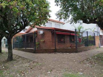 Casa con Departamento en venta en Quilmes Oeste