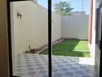 Amplia casa en VENTA en avenida principal