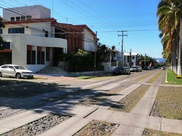 Amplia casa en VENTA en avenida principal