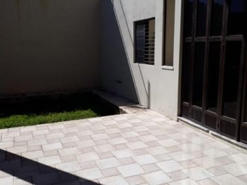 Amplia casa en VENTA en avenida principal