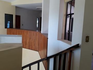 Amplia casa en VENTA en avenida principal