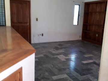 Amplia casa en VENTA en avenida principal