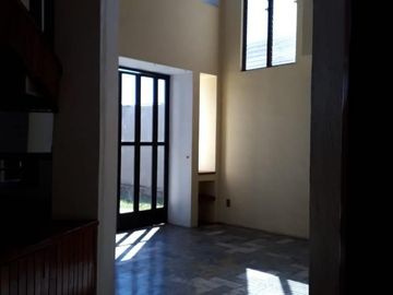 Amplia casa en VENTA en avenida principal