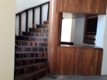 Amplia casa en VENTA en avenida principal