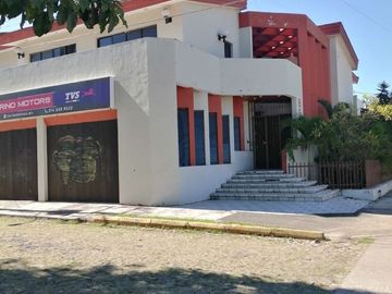 Amplia casa en VENTA en avenida principal