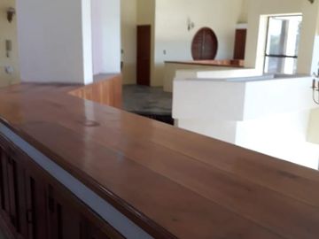 Amplia casa en VENTA en avenida principal