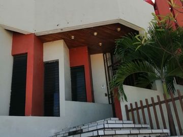Amplia casa en VENTA en avenida principal
