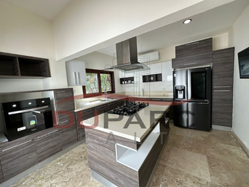 Residencia de  1,030 m2 ,  5 Recamaras  + 1 Estudio