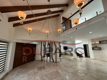 Residencia de  1,030 m2 ,  5 Recamaras  + 1 Estudio