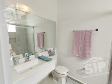 Residencia  Nueva en Venta al Poniente Saltillo