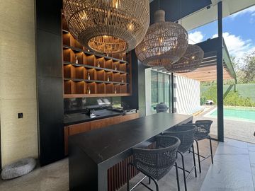 Casa de 5 recámaras con alberca en venta en San Ramón Norte, Mérida.