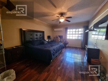 CASA EN VENTA EN LOMAS DEL SANTUARIO CON ALBERCA TECHADA CLIMATIZADA