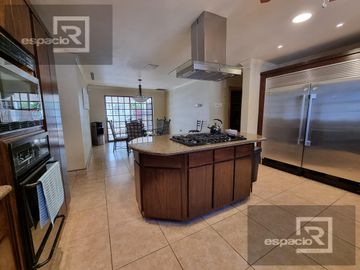 CASA EN VENTA EN LOMAS DEL SANTUARIO CON ALBERCA TECHADA CLIMATIZADA