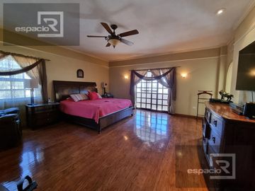CASA EN VENTA EN LOMAS DEL SANTUARIO CON ALBERCA TECHADA CLIMATIZADA