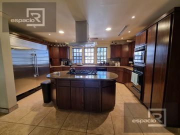 CASA EN VENTA EN LOMAS DEL SANTUARIO CON ALBERCA TECHADA CLIMATIZADA
