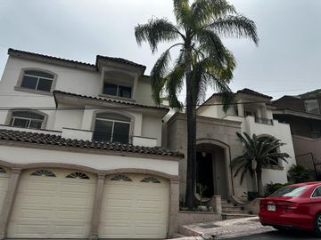 HERMOSA RESIDENCIA EN CUMBRES 2DO SECTOR