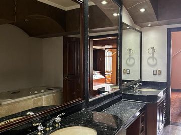 HERMOSA RESIDENCIA EN CUMBRES 2DO SECTOR