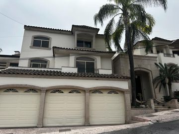 HERMOSA RESIDENCIA EN CUMBRES 2DO SECTOR