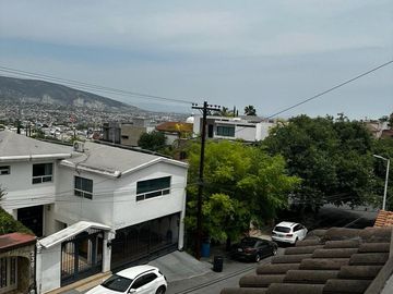 HERMOSA RESIDENCIA EN CUMBRES 2DO SECTOR