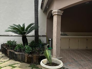HERMOSA RESIDENCIA EN CUMBRES 2DO SECTOR