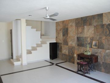 Amplia casa en venta en Flamboyanes