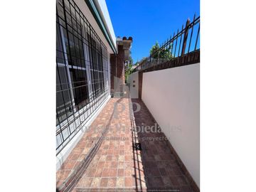 CASA DE 6 AMBIENTES CASTELAR SUR