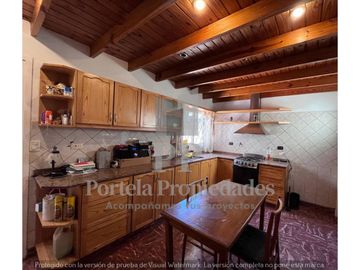 CASA DE 6 AMBIENTES CASTELAR SUR