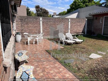 CASA DE 6 AMBIENTES CASTELAR SUR