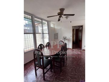 CASA DE 6 AMBIENTES CASTELAR SUR