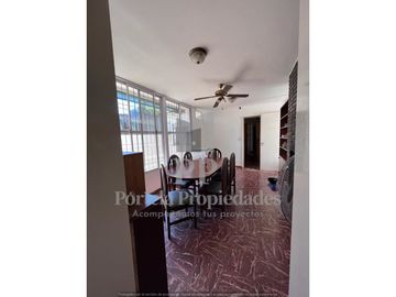 CASA DE 6 AMBIENTES CASTELAR SUR