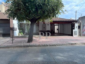 CASA DE 6 AMBIENTES CASTELAR SUR
