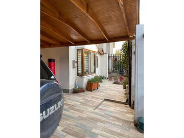 Gestimob vende excelente casa de esquina de 3 pisos en Villa Santa María, El Rosal
