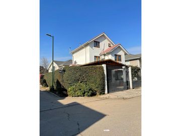 Gestimob vende excelente casa de esquina de 3 pisos en Villa Santa María, El Rosal