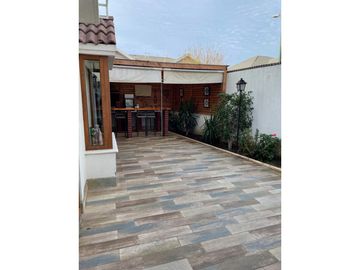 Gestimob vende excelente casa de esquina de 3 pisos en Villa Santa María, El Rosal