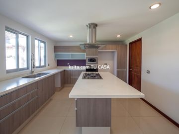 Casa en venta o renta en primera sección de Lomas de Angelópolis, Puebla