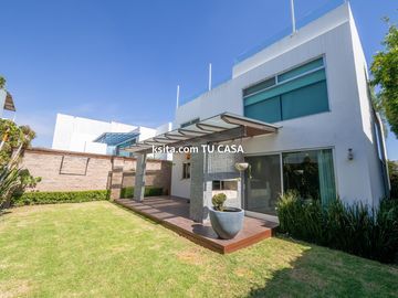 Casa en venta o renta en primera sección de Lomas de Angelópolis, Puebla