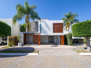 Casa en venta o renta en primera sección de Lomas de Angelópolis, Puebla
