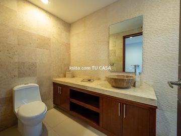 Casa en venta o renta en primera sección de Lomas de Angelópolis, Puebla