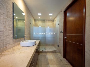 Casa en venta o renta en primera sección de Lomas de Angelópolis, Puebla