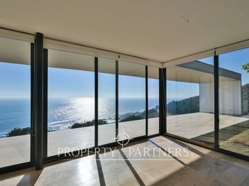Magnifica casa con vista al mar, recién construida en Zapallar Norte en 7000m2 terreno