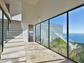 Magnifica casa con vista al mar, recién construida en Zapallar Norte en 7000m2 terreno